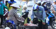 Giá thực phẩm tăng cao, người lao động TP.HCM 'thắt lưng buộc bụng'