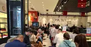 Giá vàng giảm sâu, người dân Hà Nội xếp hàng dài chờ mua vàng bóng