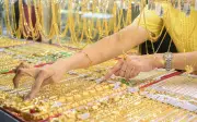 Giá vàng hôm nay 26/4 giảm mạnh hơn 3 triệu đồng/lượng