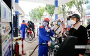 Giá xăng dầu giảm từ chiều 23/4, Việt Nam có giá thấp hơn các nước láng giềng