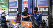 Giá xăng dầu điều chỉnh sớm một ngày do trùng lễ 30.4