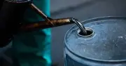 Giá xăng dầu quay đầu giảm hơn 1% sau đợt tăng mạnh đầu tuần