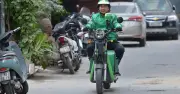 Grab tăng phí nền tảng từ 28/4, hỗ trợ tài xế đối phó bão giá