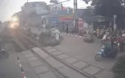 Hà Nội: Băng Qua Đường Ray Khi Tàu Đang Tới, Người Đàn Ông Thoát Chết Trong Gang Tấc