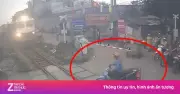 Hà Nội: Xe máy liều mạng vượt rào chắn, suýt mất mạng dưới tàu hỏa