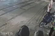 Hai nữ nhân viên đường sắt bị hành hung vì ngăn người vượt rào chắn