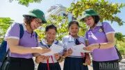 Học sinh đảo Đá Tây xúc động nhận thư và quà từ đất liền