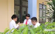 Học sinh vùng biên Thanh Hóa ăn mì tôm sống giữa trưa hè chờ trường nội trú