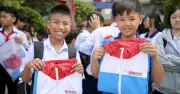 Học sinh vượt khó nhận quà từ Quả bóng vàng Hoàng Đức qua chương trình Áo ấm đến trường