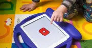 Hơn 200 chuyên gia cảnh báo về nội dung AI kém chất lượng trên YouTube Kids