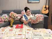 Hoa hậu Phương Oanh gây sốt với bộ sưu tập giấy khen 'khủng' ở quê nhà