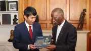 Đại sứ Việt Nam tại Nam Phi thăm cựu Tổng thống Thabo Mbeki, trao quà kỷ niệm từ gia đình Đại tướng Võ Nguyên Giáp