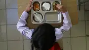Indonesia: Hàng chục học sinh nhập viện sau bữa ăn miễn phí tại trường