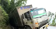 Đắk Lắk: Xe tải chở thư báo mất lái, va chạm xe máy khiến 2 người thương vong