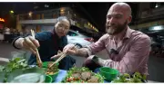 Khách nước ngoài nhầm 'ít cay' thành 'ít cây' gây cười