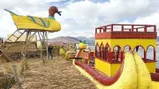 Khám phá đảo nổi bằng cỏ độc đáo trên hồ Titicaca, Peru