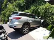 Khánh Hòa: Ô tô mất lái đâm vào sườn núi trên đèo Hòn Bà, 1 người tử vong