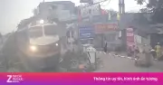 Khoảnh khắc kinh hoàng: Xe máy vụt qua đường ray trước mũi tàu hỏa
