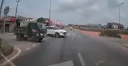 Khuất tầm nhìn, vẫn lao sang đường, xe con bị xe tải tông văng