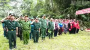 Lễ chào cờ trang nghiêm tại cột mốc biên giới 678 thuộc xã Avương