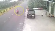 Làm rõ vụ bé 5 tuổi đá bóng ra đường gây tai nạn chết người ở Vĩnh Long