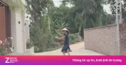 Mẹ nhảy múa đón con gái về nhà chơi, video ấm áp gây bão mạng