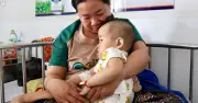 Mẹ trẻ An Giang khốn khổ bên con gái mắc bệnh hiếm Pompe, phải truyền thuốc suốt đời