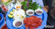 Món ăn hạ hỏa ngày nắng nóng ở Hà Nội: Hương vị gây tranh cãi vẫn hút khách