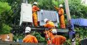 Màu Áo Cam Thầm Lặng: Những Người Thợ Điện Giữ Nhịp Sống TP.HCM
