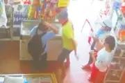 Nam sinh lớp 7 bị chủ quầy tạp hóa hành hung vì không mua kẹo