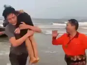 Nghệ An: Cứu sống hai anh em sinh đôi bị sóng cuốn khi tắm biển Cửa Lò