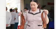 Người dân Cà Mau mang cá chết đến cuộc họp đòi bồi thường dự án sân bay
