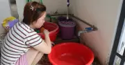 Người dân Đồng Xoài 'khát' nước sạch giữa đô thị do nước máy yếu, mất nước kéo dài