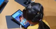 Người lớn còn khó cưỡng sức hút mạng xã hội, cấm trẻ em là thiếu thực tế