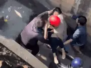 Người đàn ông nhảy sông từ thân cứu cô gái rồi lặng lẽ rời đi