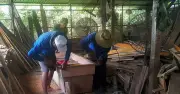 Những lão nông miệt mài đóng quan tài miễn phí suốt 17 năm