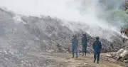 Núi rác cháy âm ỉ suốt 10 ngày, mùi hôi và khói trắng đục lan vào khu dân cư