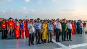 Đoàn kiều bào dâng hương tưởng niệm anh hùng liệt sĩ tại Trường Sa