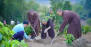 Đoàn thiện nguyện từ TP.HCM mang cây xanh, đèn năng lượng mặt trời và quà tặng đến Điện Biên
