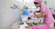 Áp lực tài chính và thời gian khiến nhiều người trẻ ngại sinh con