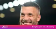 Podolski Ở Tuổi 40: Cổ Vũ Từ Khán Đài Sau Án Treo Giò, Lan Tỏa Nhiệt Huyết
