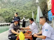 Quảng Ninh triển khai tổ y tế thường trực trên Vịnh Hạ Long