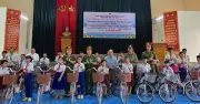 Quảng Trị: Trao tặng máy tính, xe đạp hỗ trợ học sinh vùng biên giới