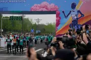 Robot Hình Người Lập Kỷ Lục Tại Giải Chạy Marathon Ở Trung Quốc