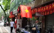 Sắc đỏ phủ kín phố phường Hà Nội chào mừng kỷ niệm 30/4 và 1/5