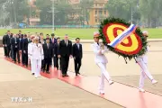 Thủ tướng Slovakia đặt vòng hoa tưởng niệm các anh hùng liệt sỹ và viếng Chủ tịch Hồ Chí Minh