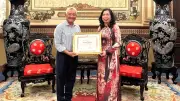Thứ Trưởng Ngoại Giao Trao Bằng Khen Cho Doanh Nhân Kiều Bào Nguyễn Thanh Mỹ
