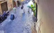 Thảm kịch ở Naples: Bức tượng rơi từ ban công khiến du khách tử vong, cha mẹ bị truy tố
