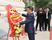 Thường trực Ban Bí thư đặt hoa tưởng niệm các liệt sĩ vô danh tại Lào