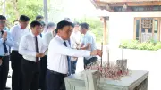 Thường trực Ban Bí thư Trần Cẩm Tú dâng hương tưởng niệm các anh hùng liệt sĩ tại Điện Biên